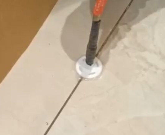 平江瓷砖空鼓维修公司专业解答瓷砖在铺贴过程中，如果没有涂抹均匀到位的粘结材料（如水泥砂浆或瓷砖胶），可能会导致以下问题