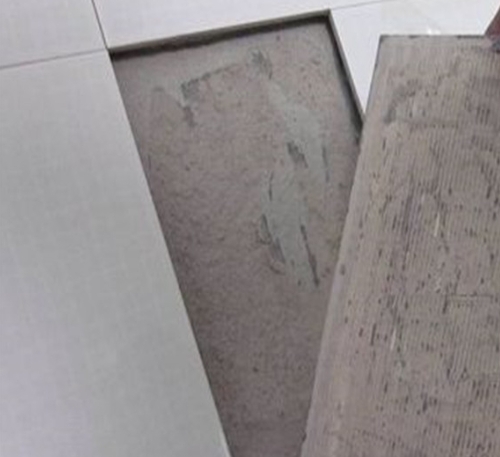 平江瓷砖空鼓维修公司分享瓷砖铺贴时如果打浆（即涂抹在瓷砖背面和基层上的砂浆或瓷砖胶）过少，会带来以下问题